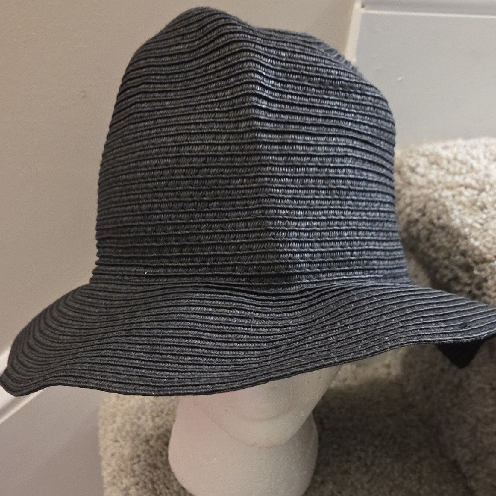 Striped Black Hat (N25)